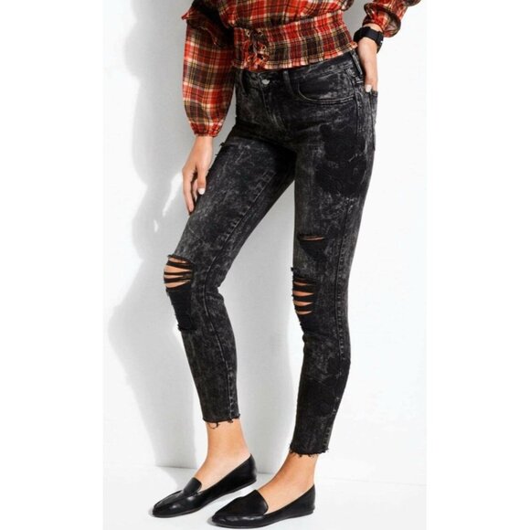 Guess Women’s Mid Rise sexy Curve Skinny Jeans Black Destroy Embroidered Size 27 - Picture 2 of 12
